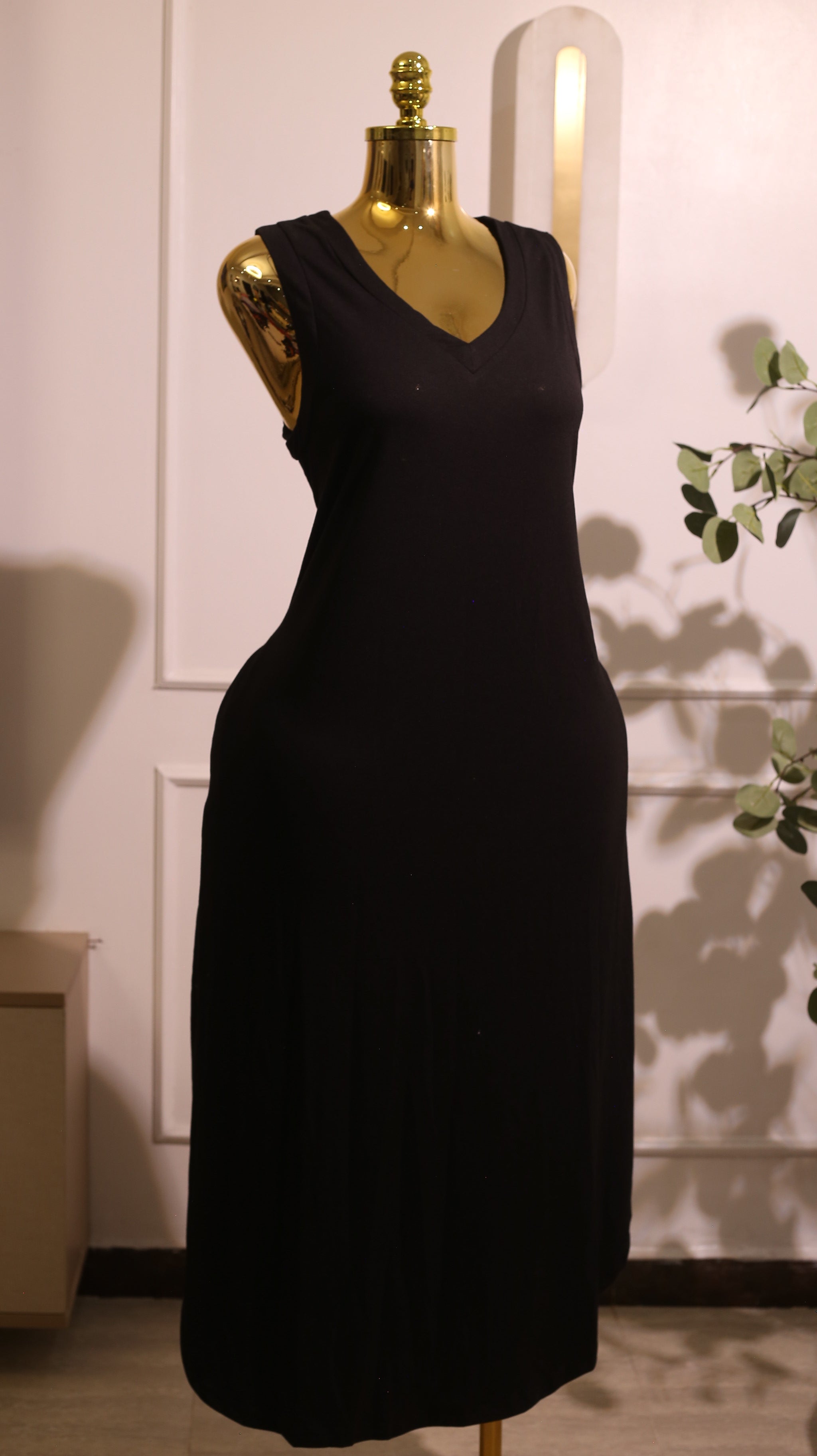 Black Sleeveless V-Neck Rounded-Hem Midi Dress (Large)