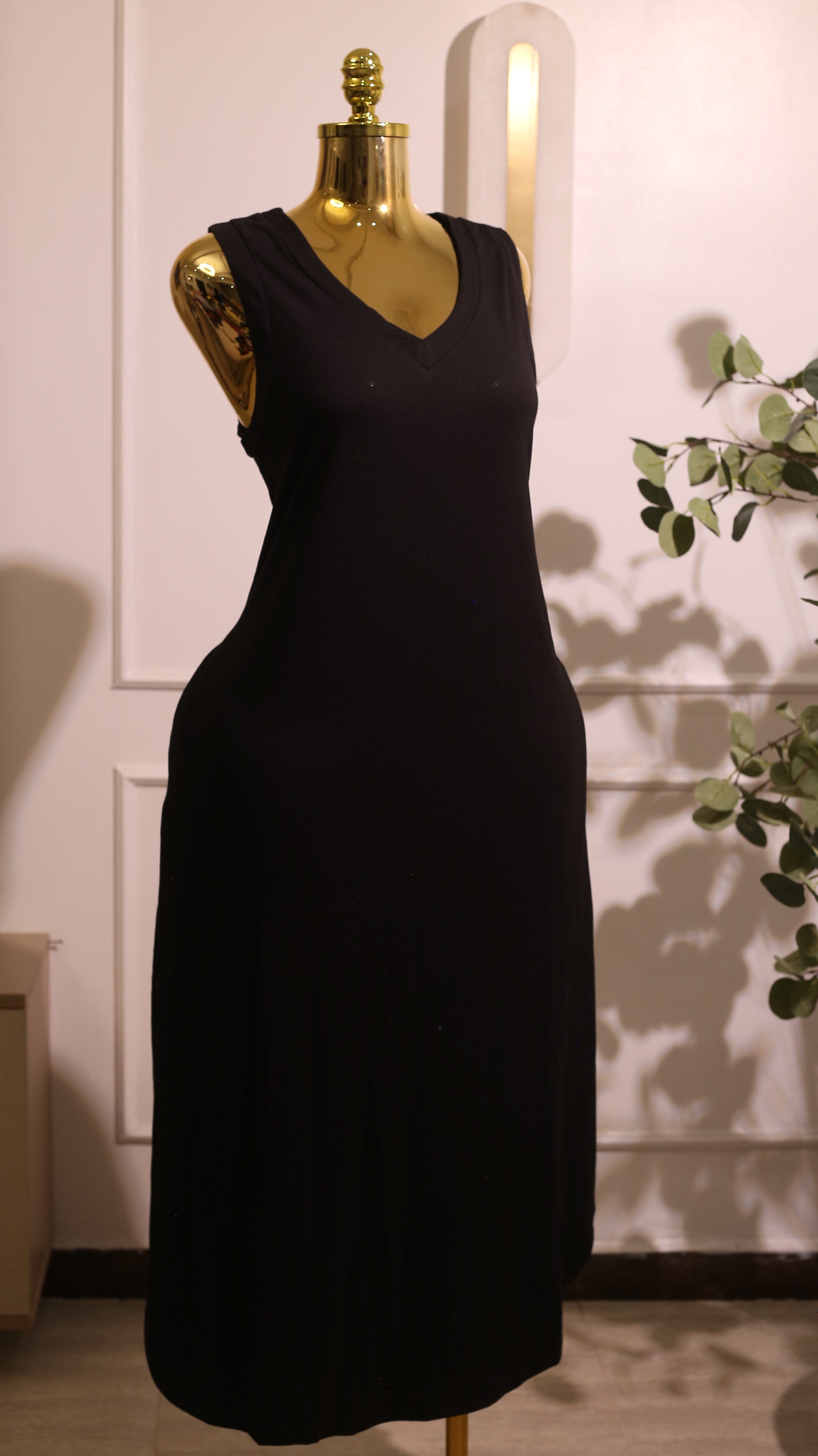 Black Sleeveless V-Neck Rounded-Hem Midi Dress (Large)