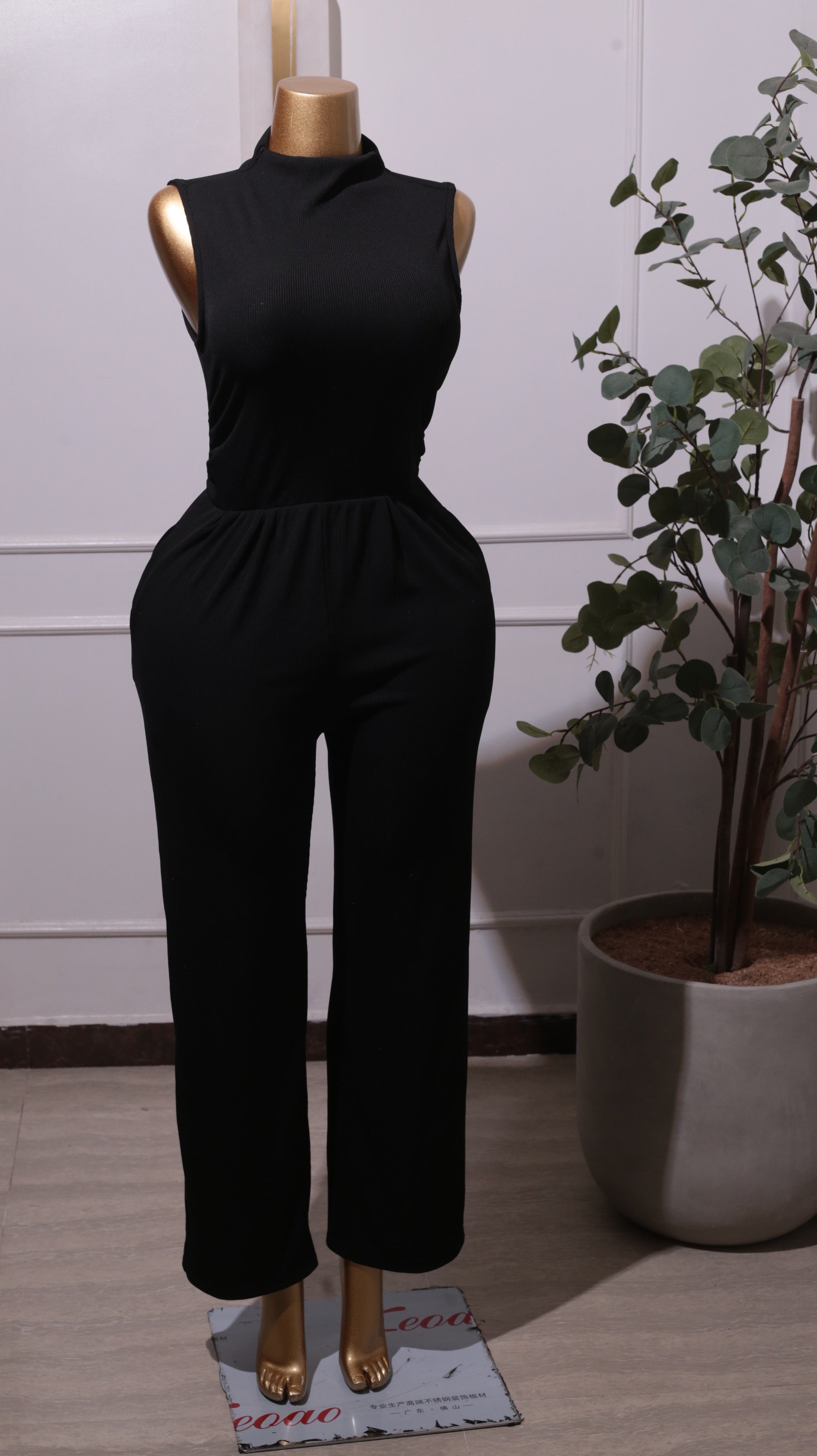 A Black Sleeveless Wide-leg Jumpsuit With A Ruffled Collar And An Elasticated Waist