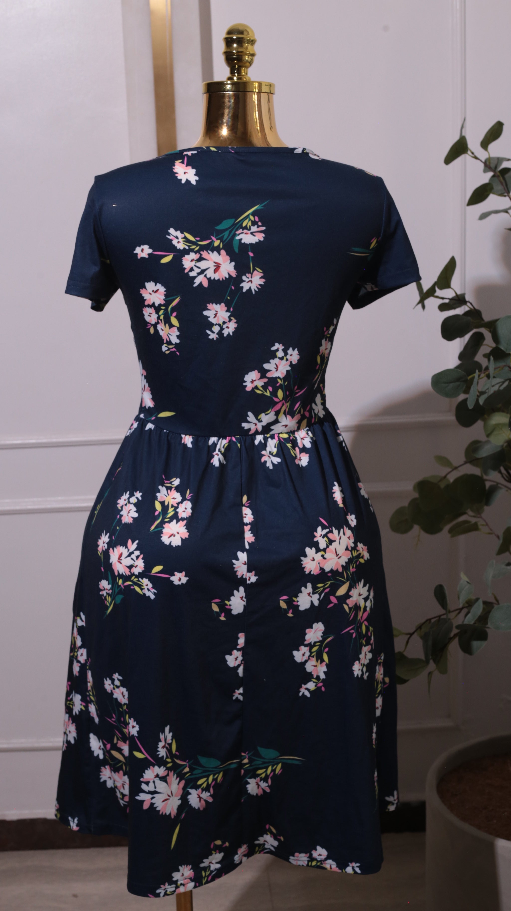A Navy Blue Floral-print Short-sleeve A-line Dress With Pockets And Non-functional Buttons