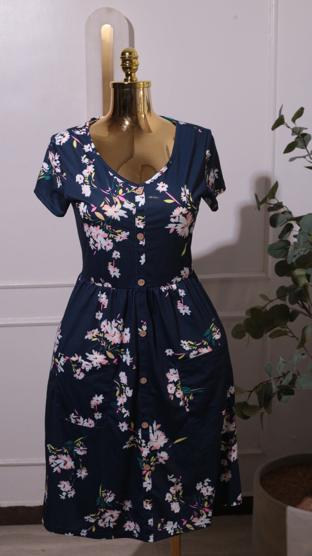 A Navy Blue Floral-print Short-sleeve A-line Dress With Pockets And Non-functional Buttons