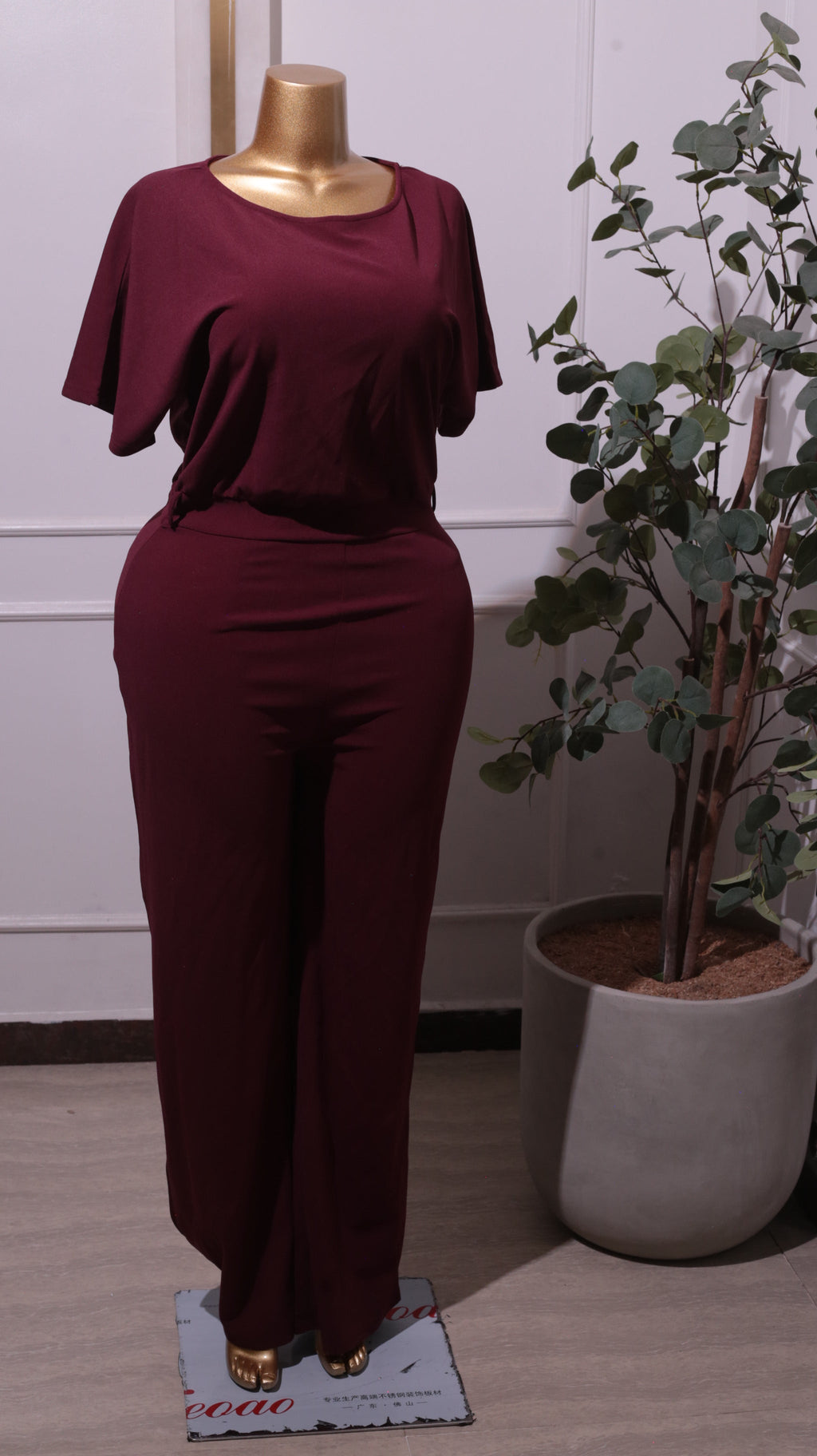 A Women's Short-sleeve, Wide-leg Jumpsuit In A Burgundy Or Wine Red Color