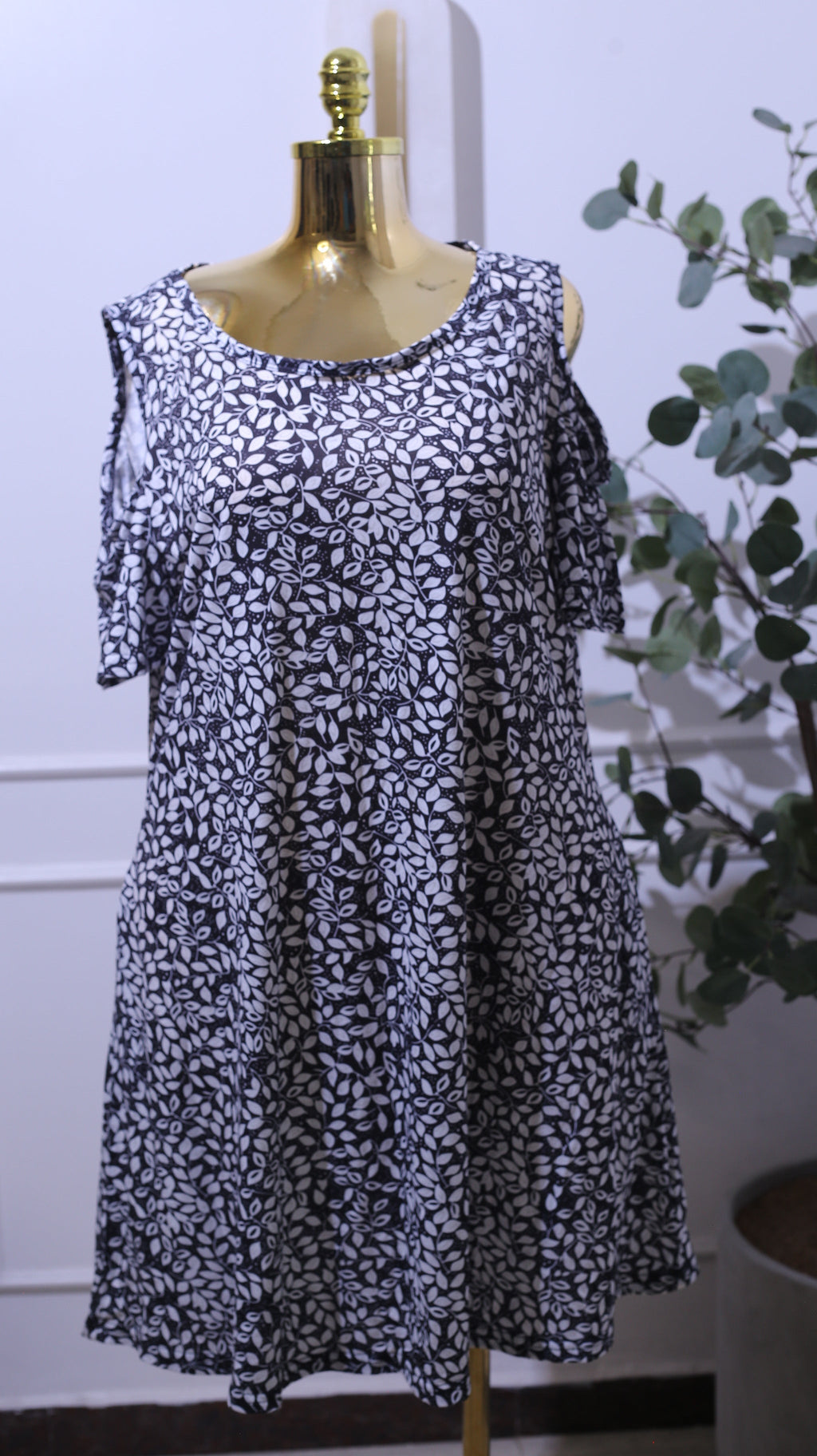 Black And White Leaf-patterned Casual Dress