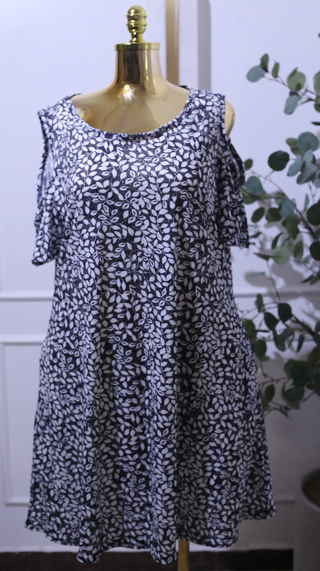 Black And White Leaf-patterned Casual Dress