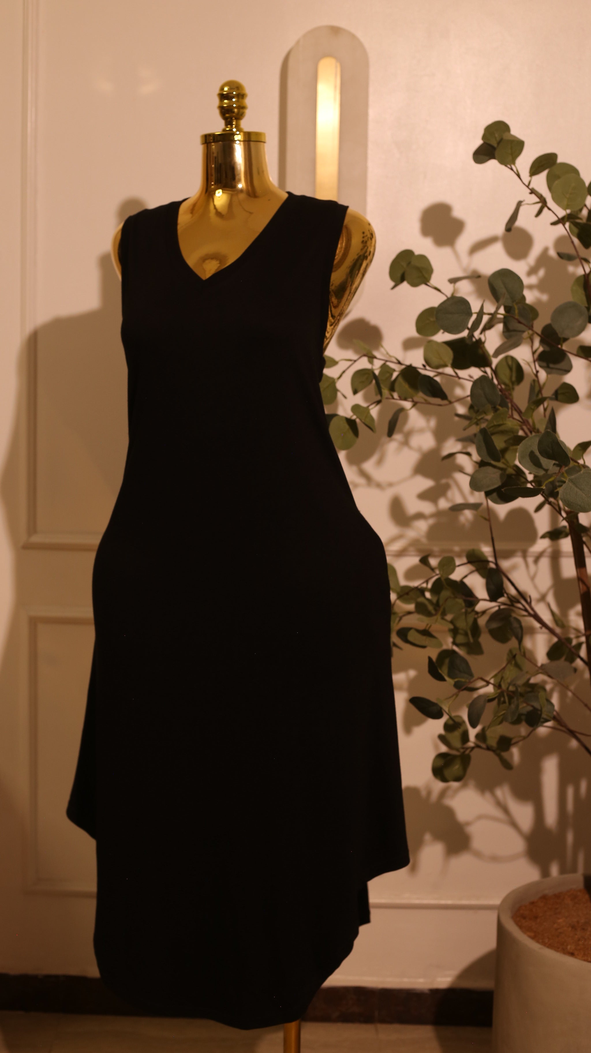 Black Rounded-Hem Sleeveless Dress (Large)