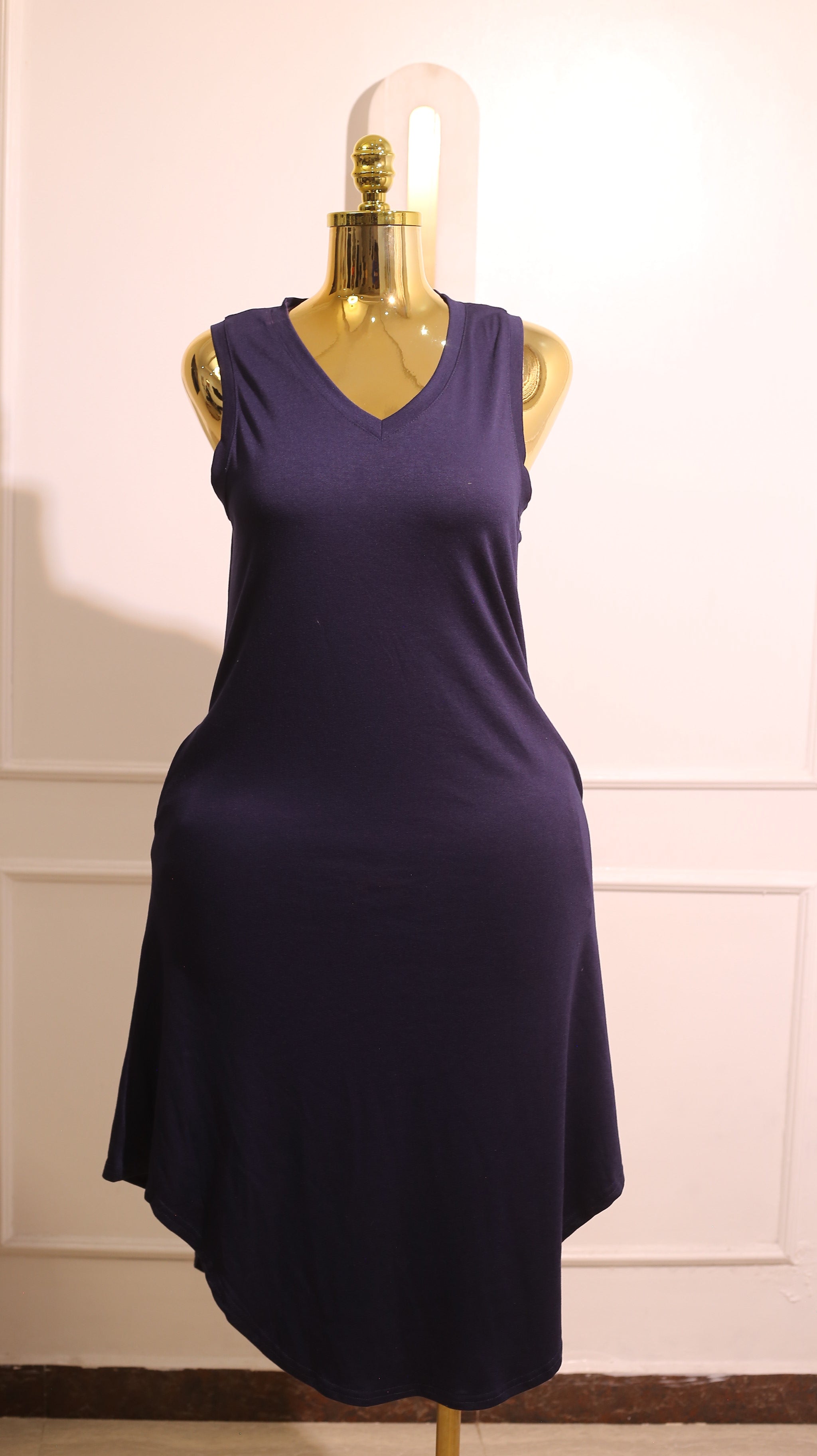 Black Rounded-Hem Sleeveless Dress (Large)