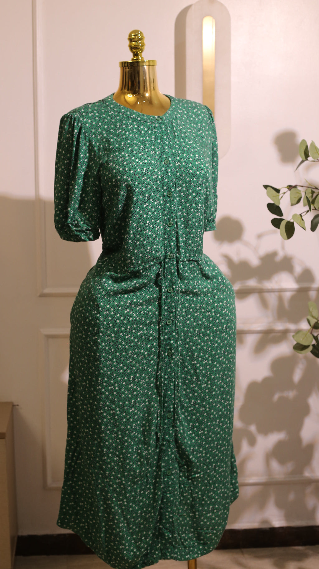 Women'S Standard Short-Sleeve Round Neck Swing Dress In A Green Floral Design